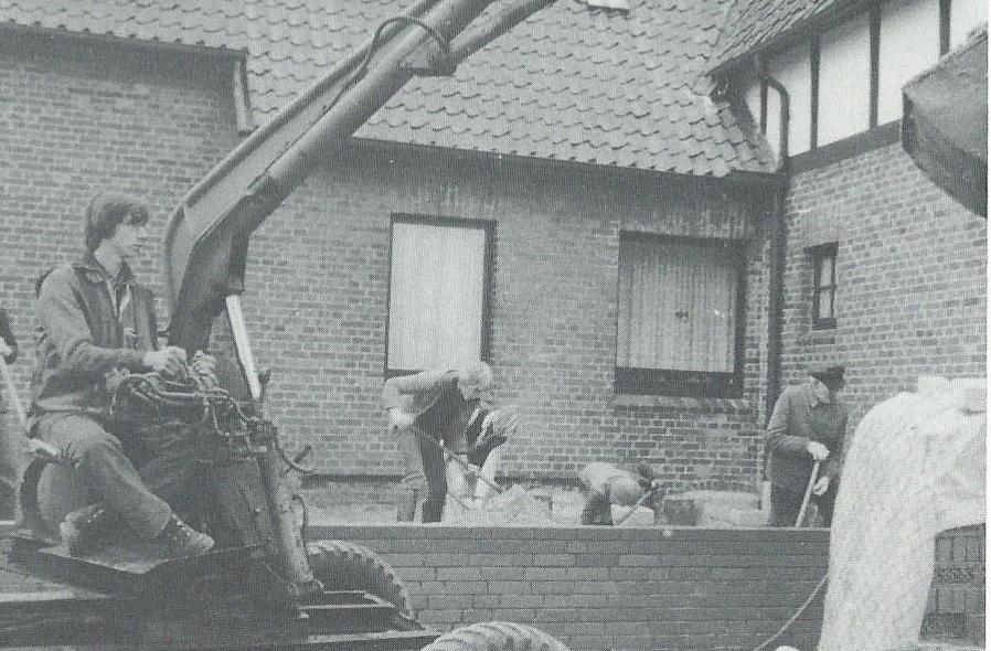 Der Anbau wird 1981 fertiggestellt; Vereinsmitglieder bei der Arbeit